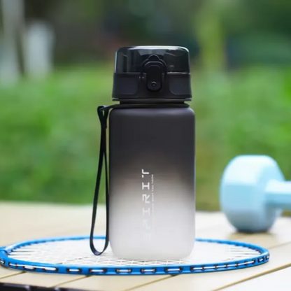 Botella Deportiva Gradiente 780ml con Tapa a Prueba de Fugas & Fácil de Beber – Ideal para Gimnasio, Exterior, Ciclismo, Running, Pesca y Más | Regalo de Cumpleaños/Escolar