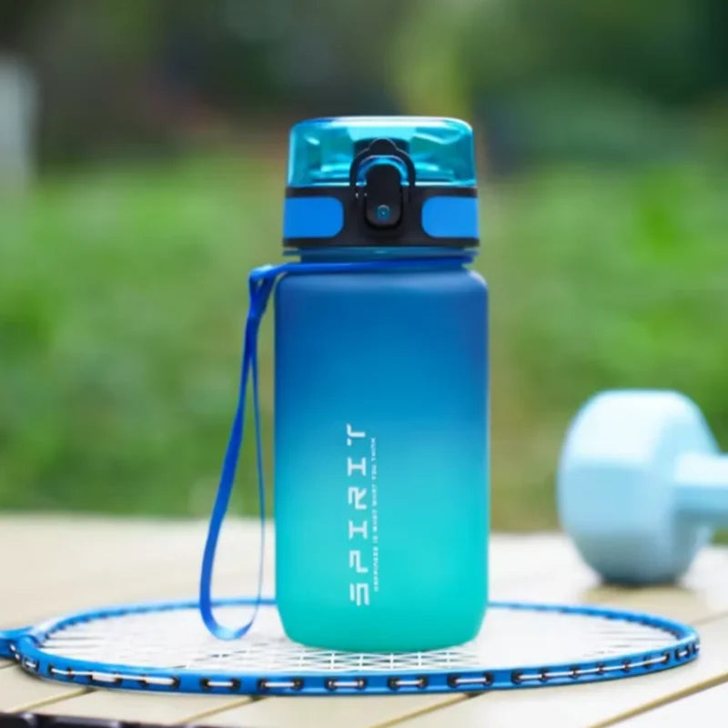 Botella Deportiva Gradiente 780ml con Tapa a Prueba de Fugas & Fácil de Beber – Ideal para Gimnasio, Exterior, Ciclismo, Running, Pesca y Más | Regalo de Cumpleaños/Escolar