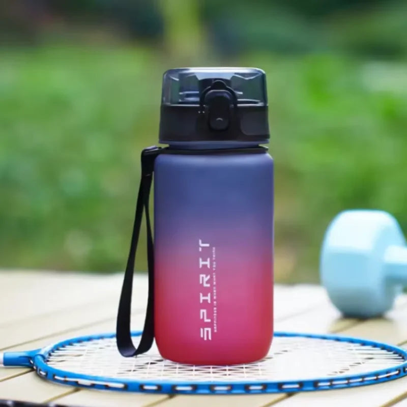Botella Deportiva Gradiente 780ml con Tapa a Prueba de Fugas & Fácil de Beber – Ideal para Gimnasio, Exterior, Ciclismo, Running, Pesca y Más | Regalo de Cumpleaños/Escolar