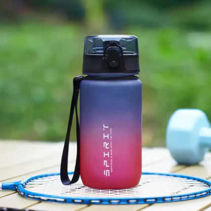 Botella Deportiva Gradiente 780ml con Tapa a Prueba de Fugas & Fácil de Beber – Ideal para Gimnasio, Exterior, Ciclismo, Running, Pesca y Más | Regalo de Cumpleaños/Escolar